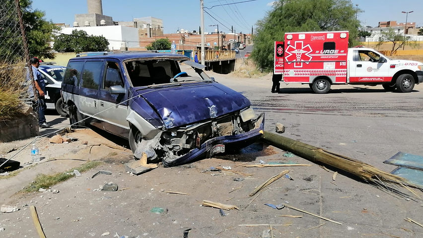 Camioneta se quedó sin frenos y se impactó contra poste de TELMEX, la conductora herida