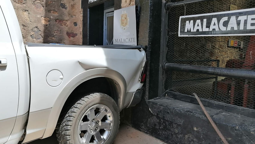 Dos heridas al ponerse una camioneta en movimiento de reversa