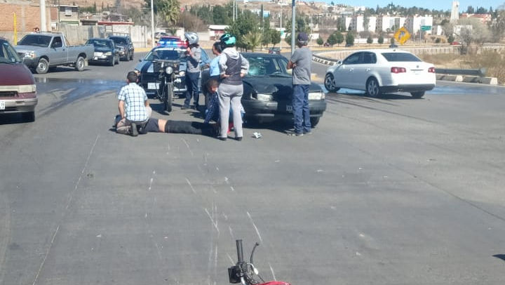 Omite Alto y Termina Impactado con un Auto