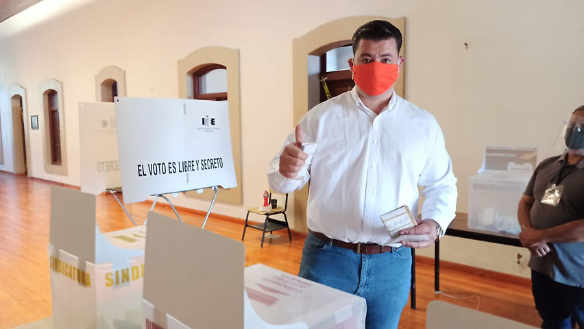 Amín Corral emite su sufragio