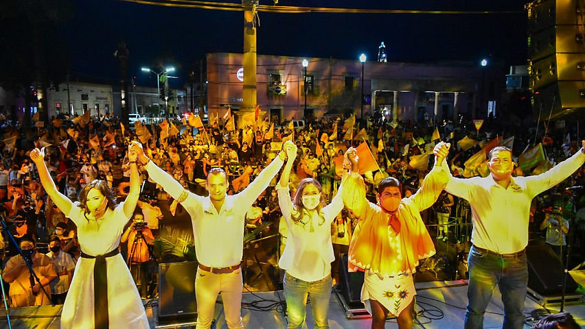 Miles de personas respaldan a César Peña en su cierre de campaña