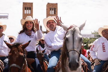 ¡Cruz Pérez cabalga en Parral e invita al gran baile con Laberinto y Omar Camacho!