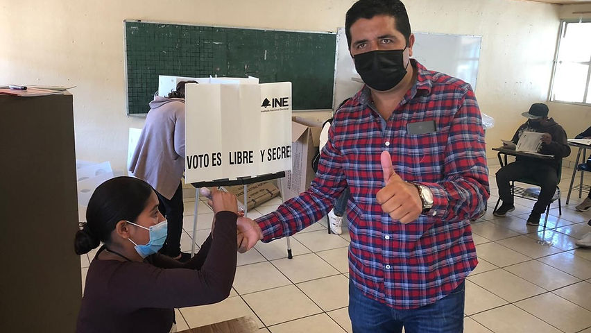 Julio César Chávez “chacho” acude a votar