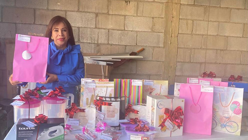 Betty Chávez entrego presentes por el Día de la Madres