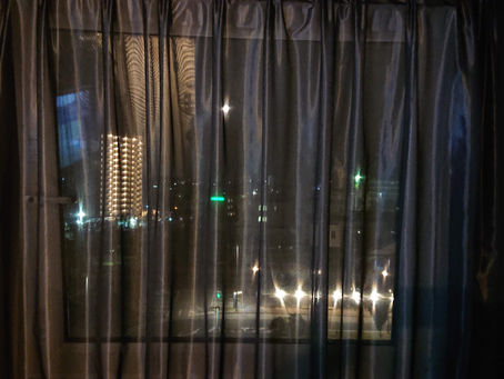 ホテル仕様に学ぶ、オーナーとユーザーの考えに差が、まとめるのは専門家、コンサルで整える、今の住まいは高いインテリア志向、背景を隠さない、魅せる室内