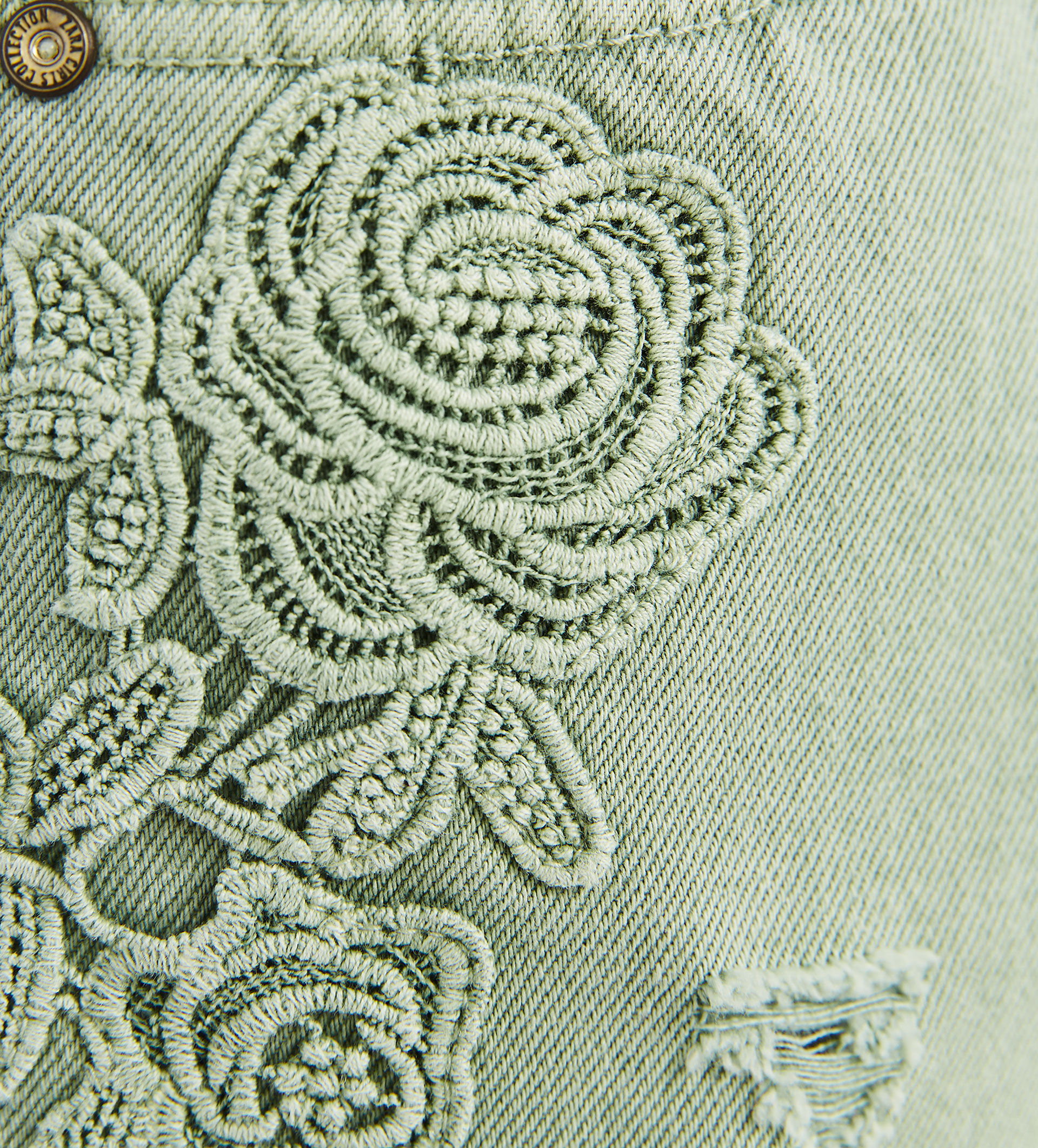 Guipure lace used in Ripped bermuda shorts