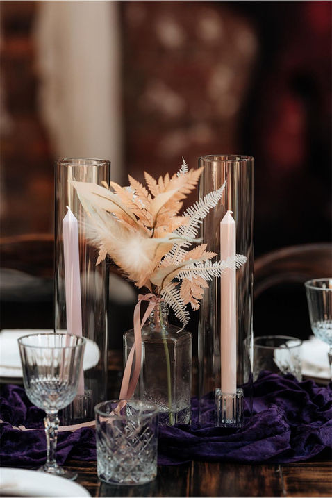 Elegant wedding table arrangment with neutral florals and gold accents in Brisbane venue