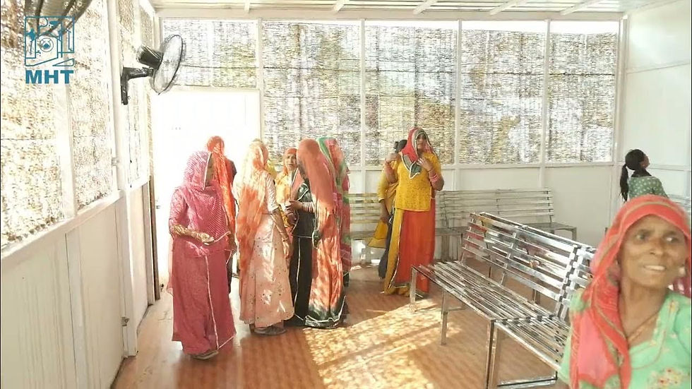 महिला हाउसिंग ट्रस्ट के सहयोग से निर्मित, जोधपुर का ‘नेट ज़ीरो कूलिंग स्टेशन’ शहरी गरीबों के लिए एक समर्पित स्थान है, जो अस्थायी रूप से अत्यधिक गर्मी से राहत प्रदान करता है। स्रोत: महिला हाउसिंग ट्रस्ट