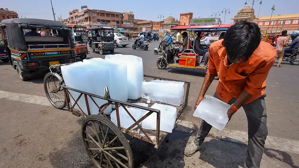 जयपुर में गर्मी के दिन बर्फ बेचता एक विक्रेता | हिंदुस्तान टाइम्स