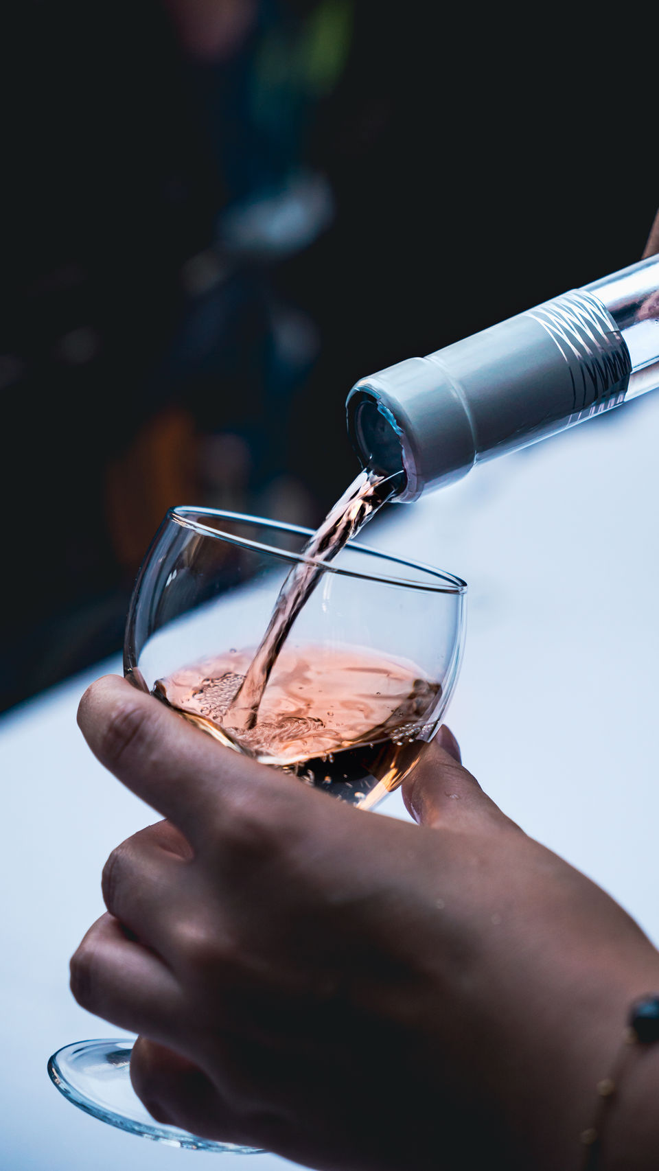 photo d'un champagne qui se verse dans un verre