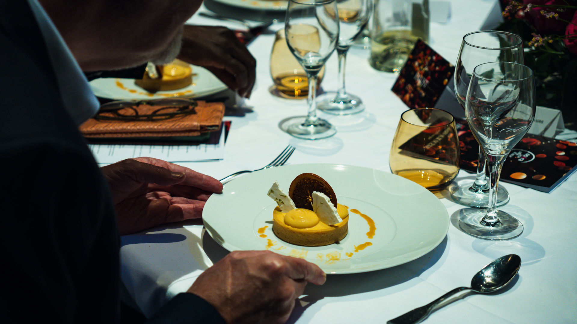 photo culinaire d'un désert sur une table