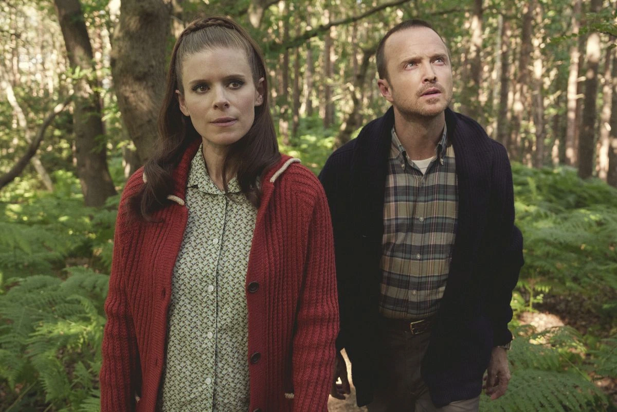 Lana y David en el cuerpo de Cliff paseando por el bosque en su primera escapada de la nave