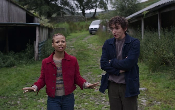 Pia y Davis (el protagonista de Loch Henry) hablando sobre cambiar el tema del documental que iban a hacer para enfocarse en el asesino en serie del pueblo
