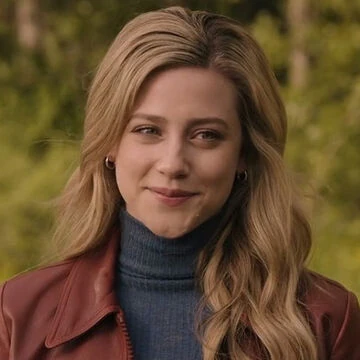 Betty Cooper con un jersey de cuello alto
