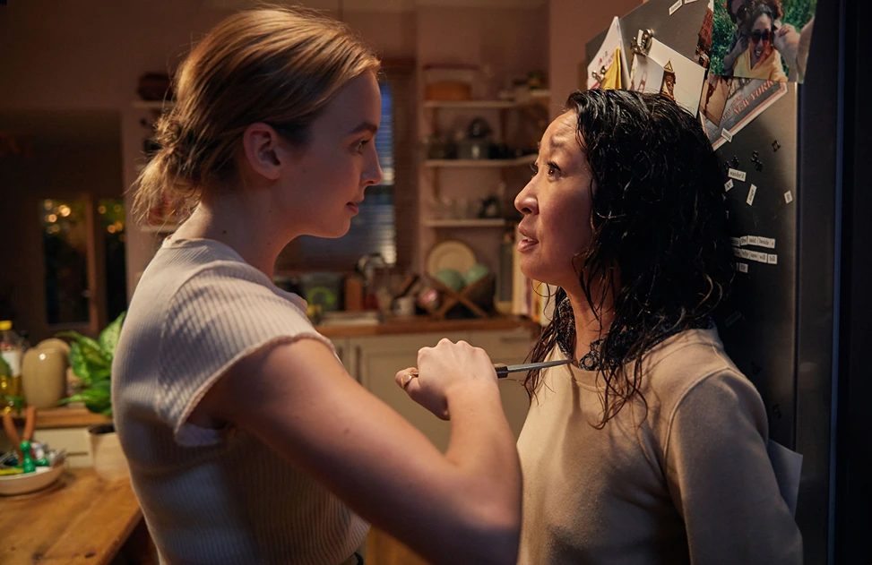 Villanelle de Killing Eve sujeta a Eve contra la puerta de su nevera a punta de cuchillo
