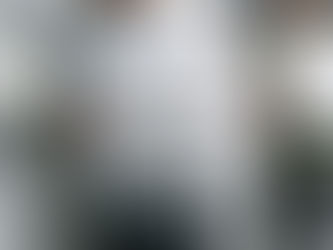 deux personnes qui tiennent des panneaux de phobies