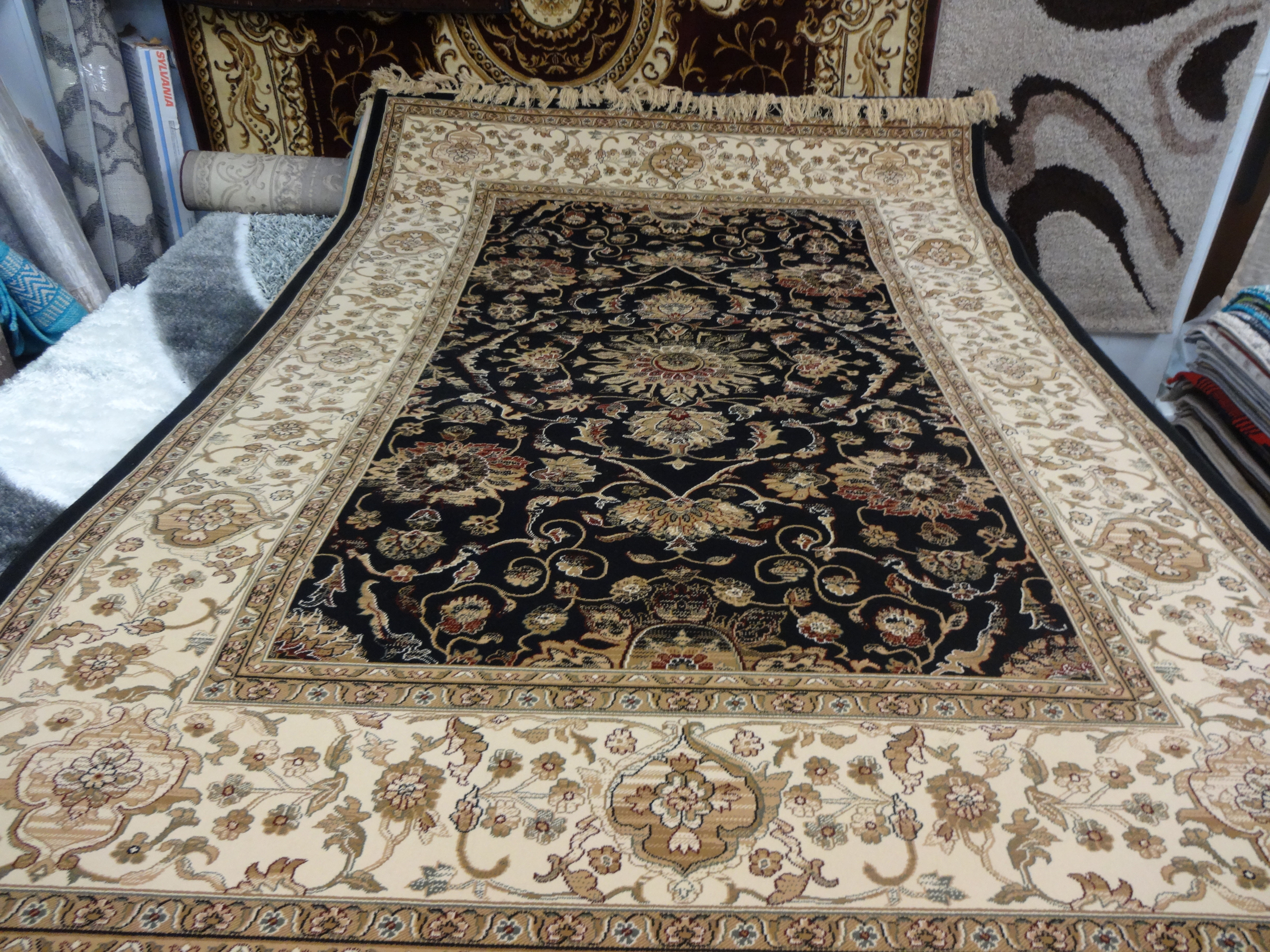 tapis noir au dessin iranian chez Arian