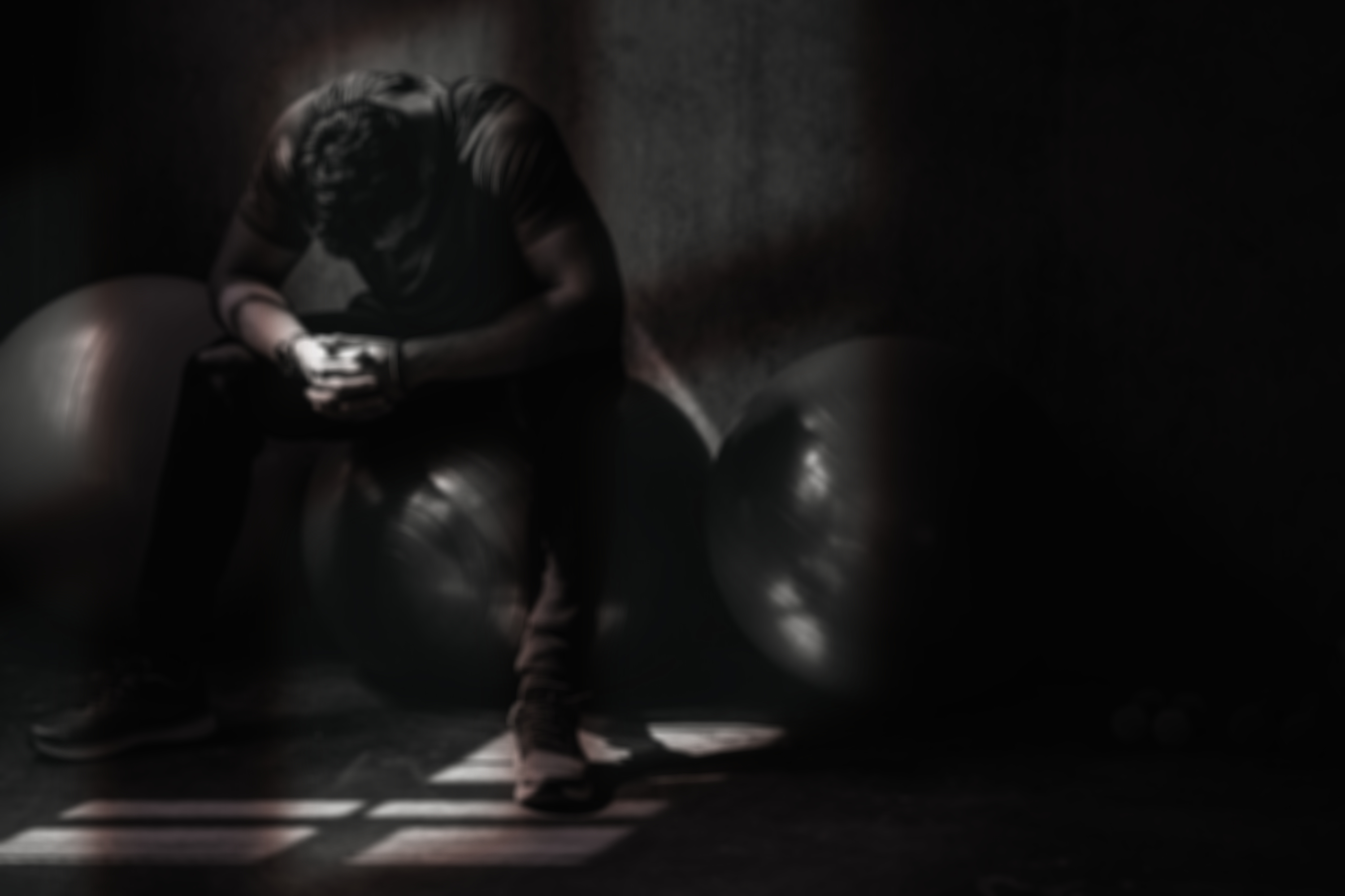 Homem sentado, cabeça baixa, depressão, sofrimento