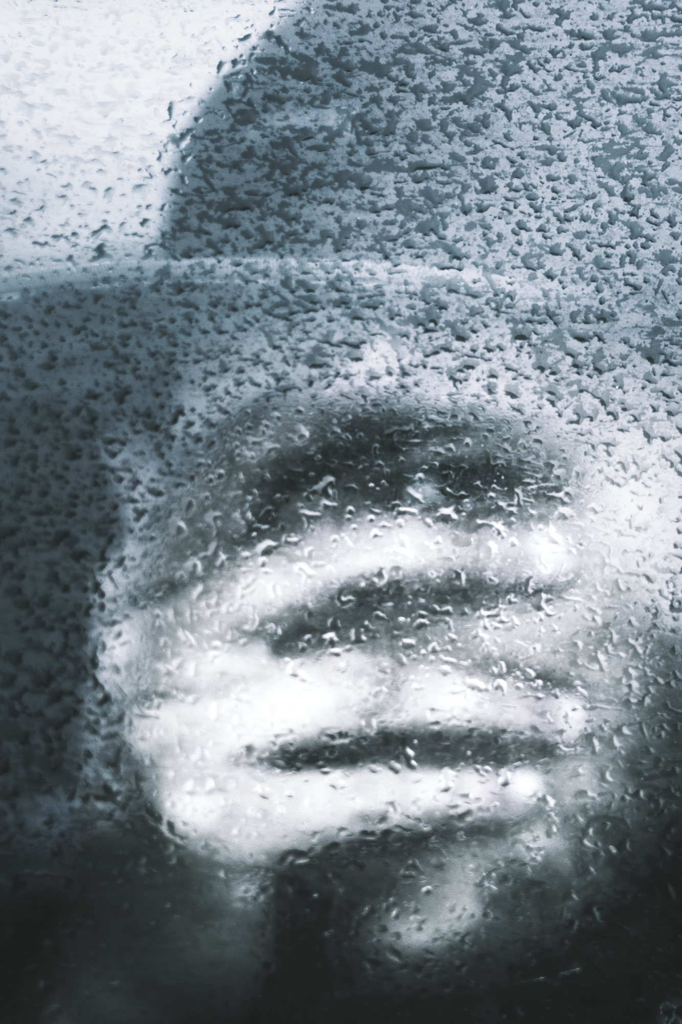 Close-up retrato de rosto parcialmente obscurecido, mostrando sofrimento