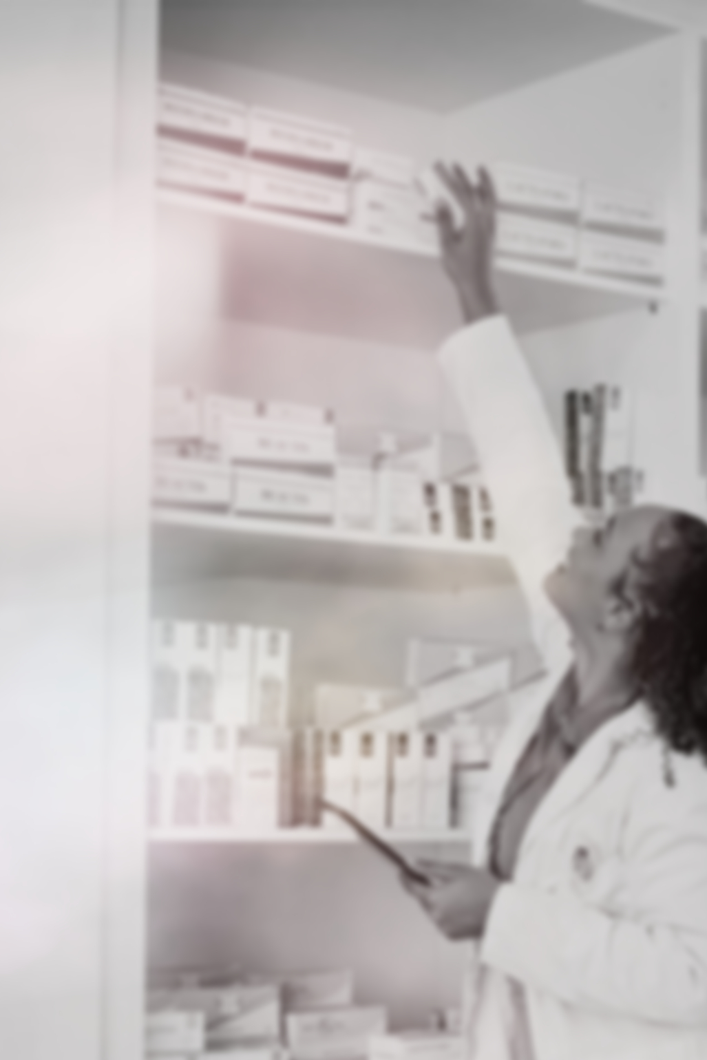 Farmacêutica alcançando medicamentos na prateleira