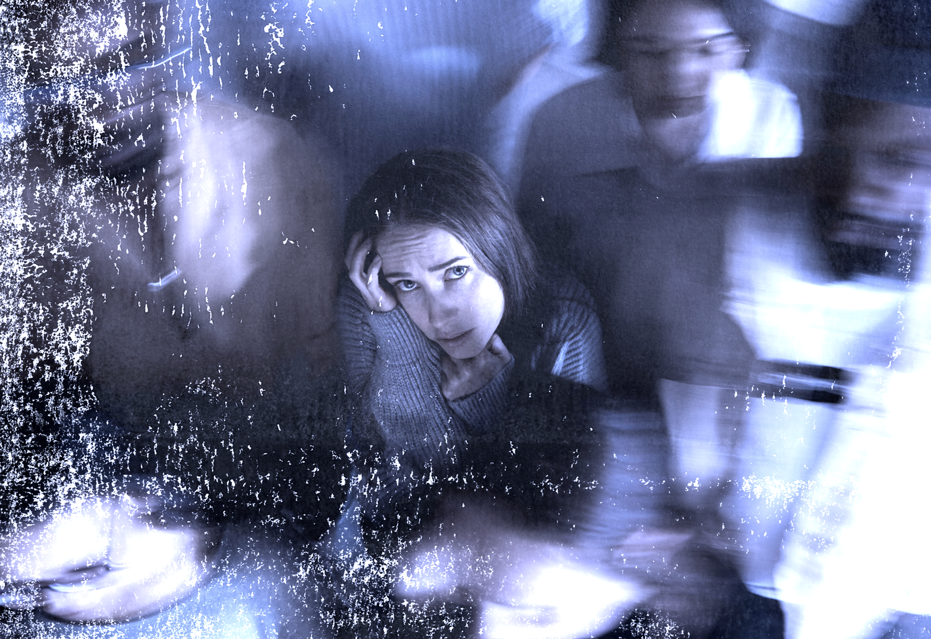 Mulher preocupada em meio à multidão, depressão, Chama Invisível