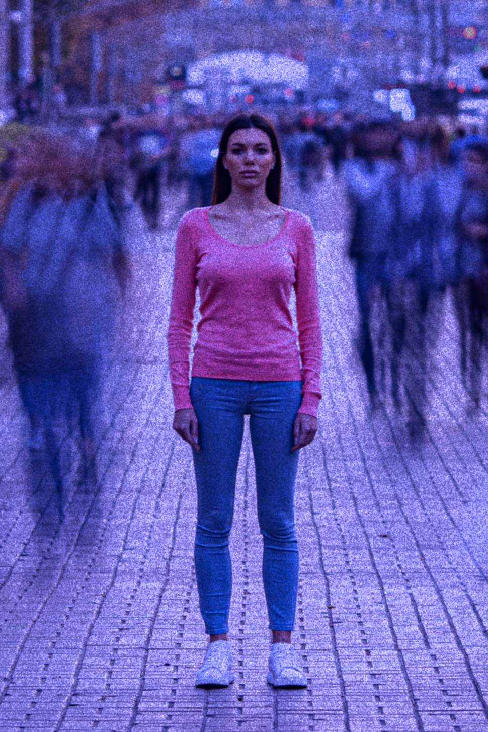 Mulher em pé, sozinha em meio a multidão, depressão