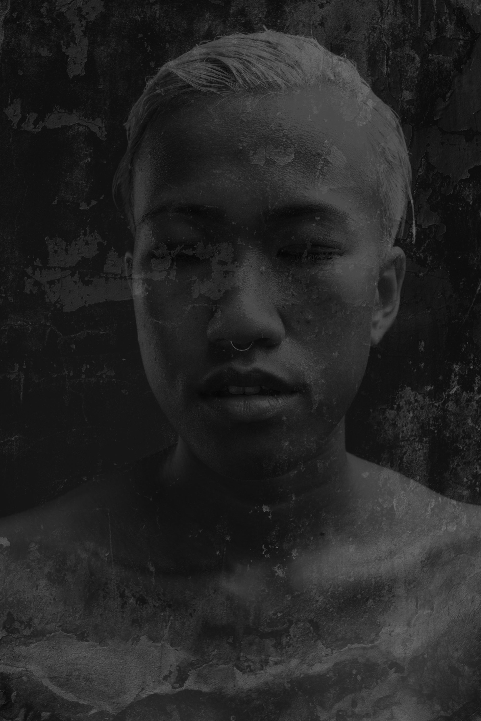 Retrato em preto e branco de um jovem