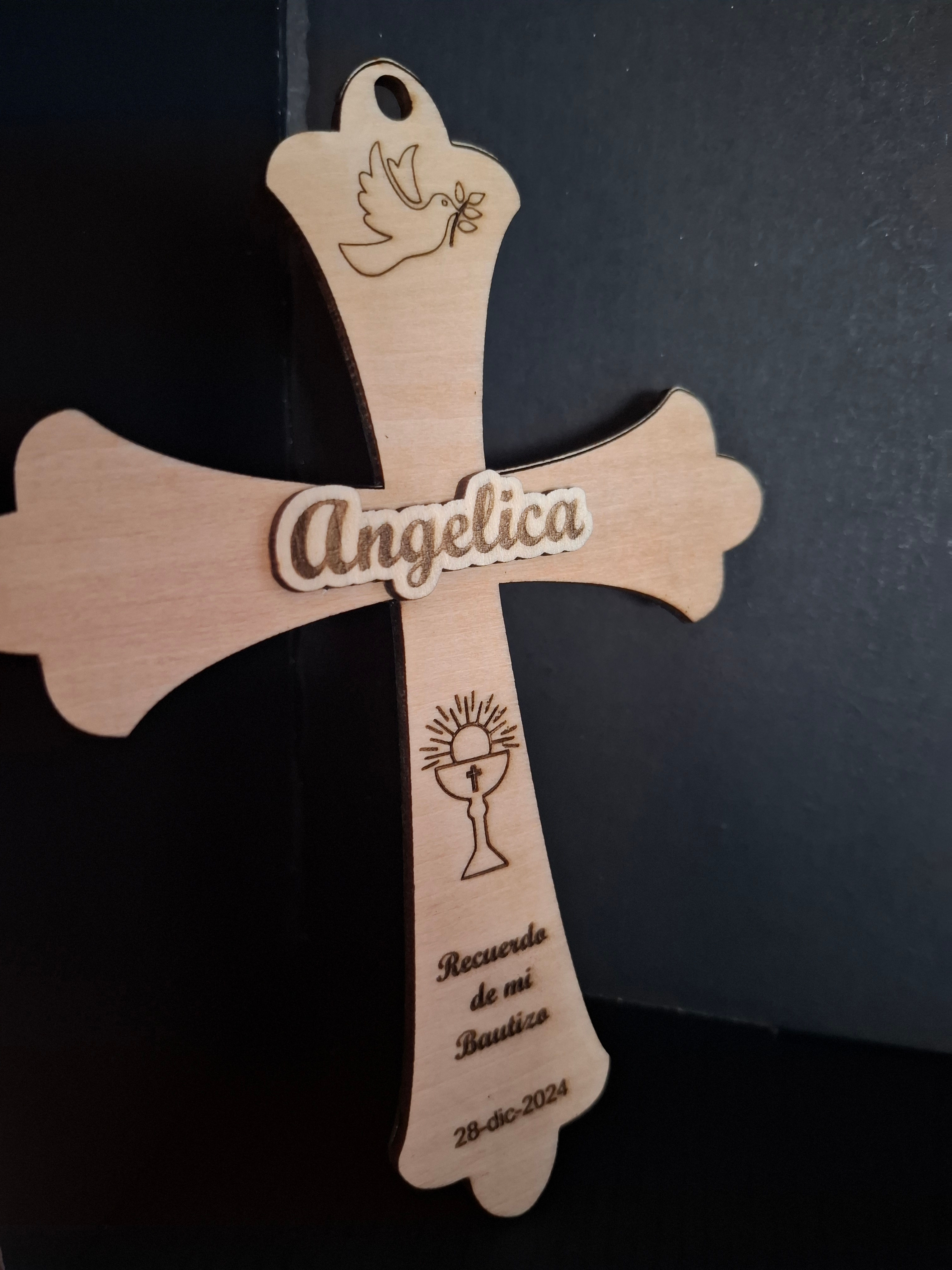 Cruz con bordes y nombre en relieve