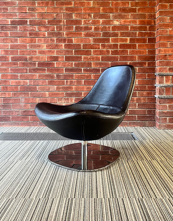 【IKEA】エッグチェア　ラウンジチェア　レザー　1人掛け　椅子　TIRUP One vintage IKEA Tirup leather swivel egg chairs Mid-century