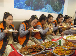 Murid Youth makan di MN Taiwan