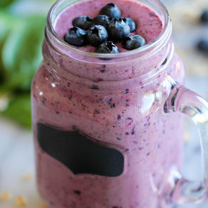Spinach and Blueberry Granola Smoothie