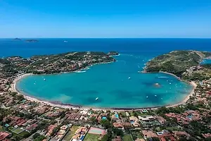 Praia-da-Ferradura_1.webp