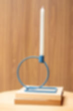 Castiçal azul redondo com vela