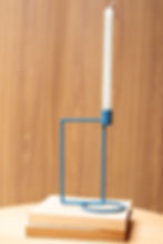 Castiçal retangular azul com vela