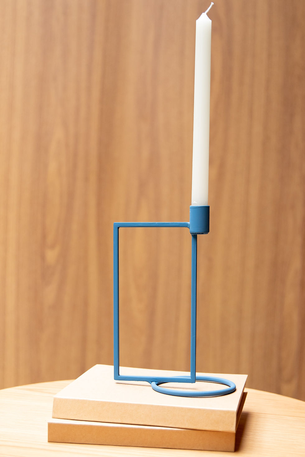 Castiçal retangular azul com vela