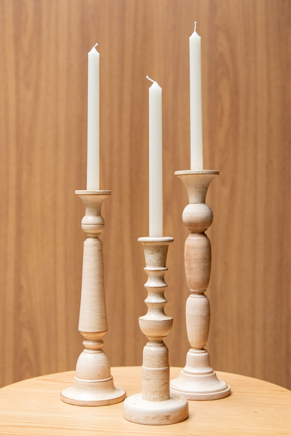 Trio de castiçais em madeira com velas