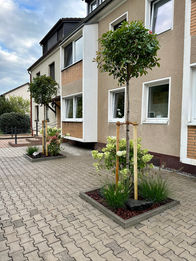 Unser Unternehmen für Garten- und Landschaftsbau bietet hochwertige Gartengestaltung und Außenanlagen für private sowie öffentliche Kunden. Wir übernehmen individuelle Gartenplanung, erstellen professionelle Pflanzpläne und sorgen für fachgerechte Bepflanzungen. Zu unseren Leistungen zählen Terrassenbau, Pflasterarbeiten, Zaunbau, Baumfällungen und Rückschnittarbeiten. Außerdem gestalten wir Vorgärten, Rasenflächen, installieren Rollrasen und Mähroboter und sorgen für moderne Gartenbeleuchtung. Mit fachgerechter Umsetzung und Liebe zum Detail realisieren wir nachhaltige und ästhetische Lösungen für jeden Garten.