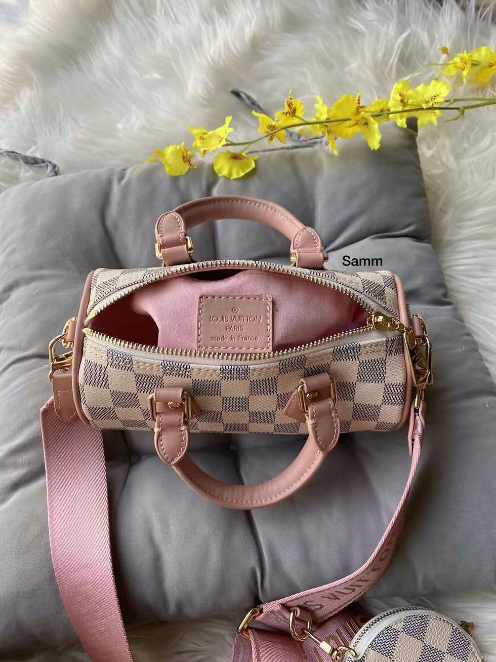 Thumbnail: Pochette Sling Bag Lv