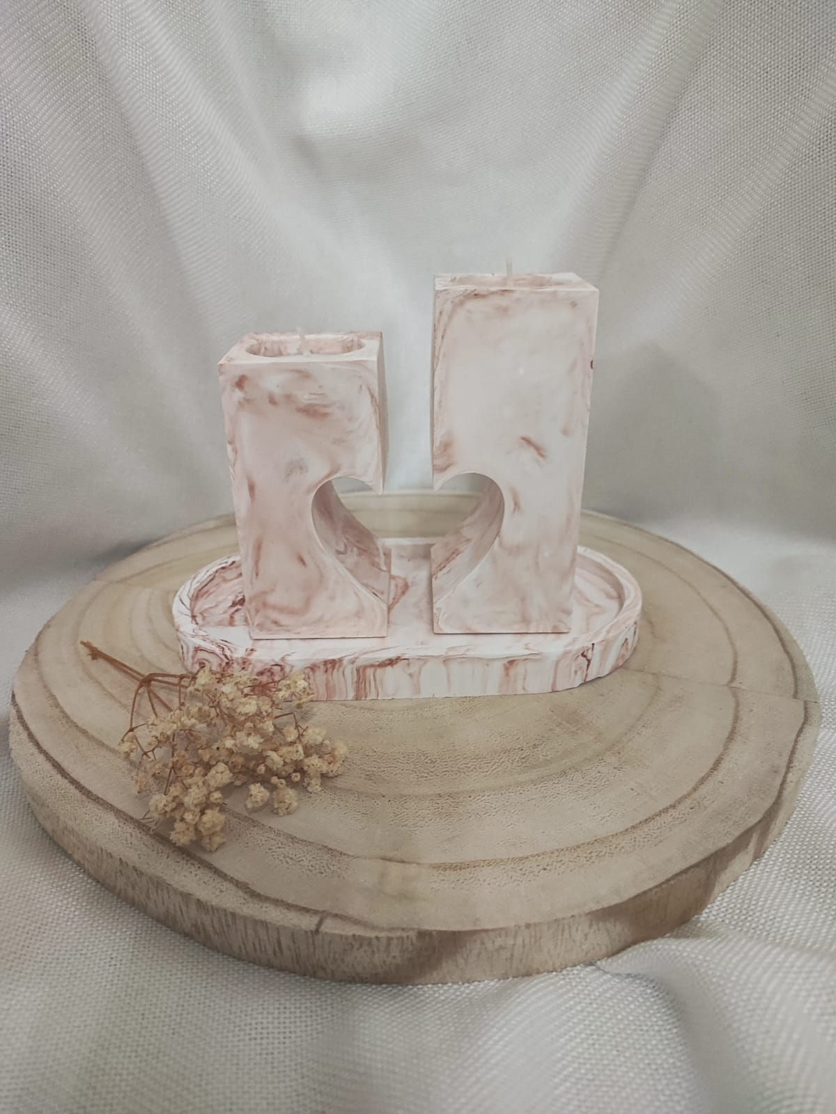 זוג פמוטי לב על מגש מעוצב