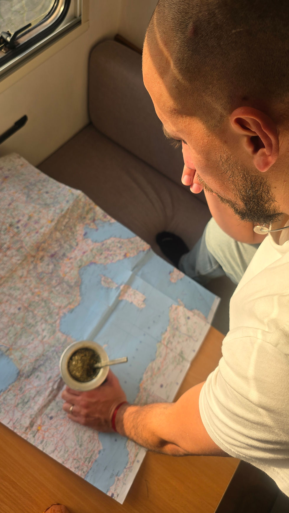 Juan mirando el mapa de Francia