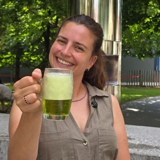 La plaza del pueblo con una fuente de cerveza en Žalec, Eslovenia
