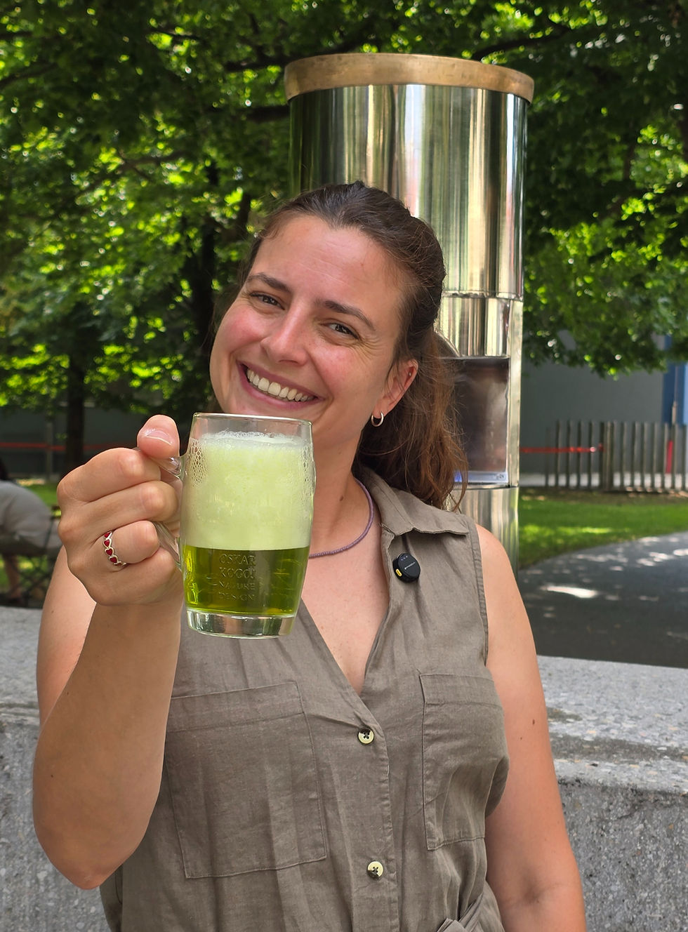 Flor probando una de las cerveza de la fuente de Zalec