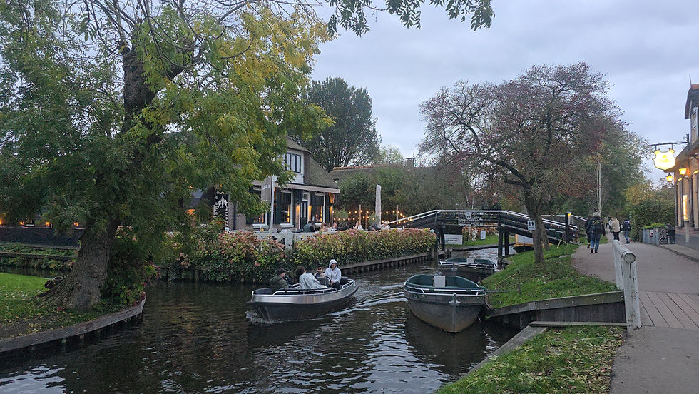 Canales, puentas de madera y casas de techos de paja. Postal de Giethoorn