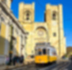 Fachada de la Catedral de Lisboa mientras pasa el tranvía 28