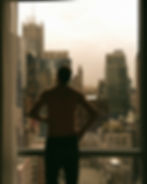 Juan mirando Manhattan desde un piso 22