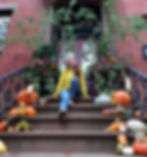 Flor posando en el frente de una casa en Brooklyn Heights