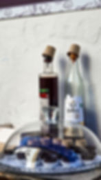 Licor de ginja que se sirve en un vasito hecho de chocolate