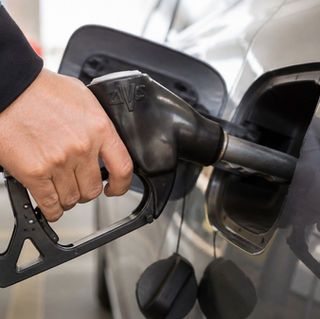 Cómo cargar combustible en Italia