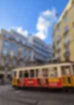 tram circulando por las calles de Lisboa