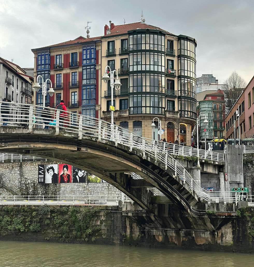 Las mejores vistas de la ciudad se consiguen desde las costas de la ría del Nervión